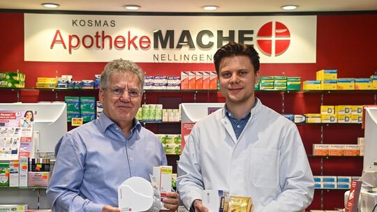 Mit Blisterboxen für daheim erleichtern Stephan Mache (links) und Constantin Kondak die Tabletteneinnahme. Foto: Markus Brändli Mit Blisterboxen für daheim erleichtern Stephan Mache (links) und Constantin Kondak die Tabletteneinnahme. Foto: Markus Brändli