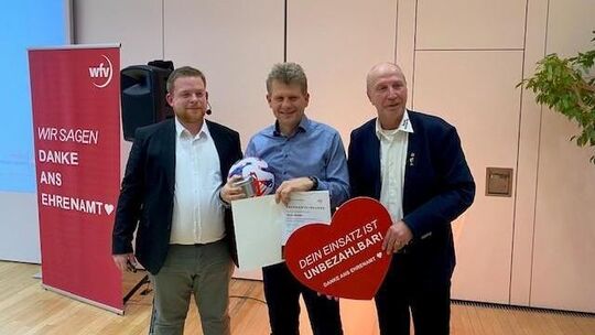 Von links nach rechts: Philipp Reither (Ehrenamtsbeauftragter des Bezirk), Sven Andler, Harald Kuhn (Bezirksvorsitzender) Foto: Von links nach rechts: Philipp Reither (Ehrenamtsbeauftragter des Bezirk), Sven Andler, Harald Kuhn (Bezirksvorsitzender) Foto: