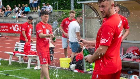 Die Weilheimer feiern den Aufstieg in die Bezirksliga. Foto: Andreas Krisch Die Weilheimer feiern den Aufstieg in die Bezirksliga. Foto: Andreas Krisch