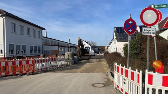 Zwischen Wasenweg und Schießhüttestraße ist die Neue Straße aktuell gesperrt. Für den Ausbau sind 2026 525.000 Euro veranschlagt Zwischen Wasenweg und Schießhüttestraße ist die Neue Straße aktuell gesperrt. Für den Ausbau sind 2026 525.000 Euro veranschlagt