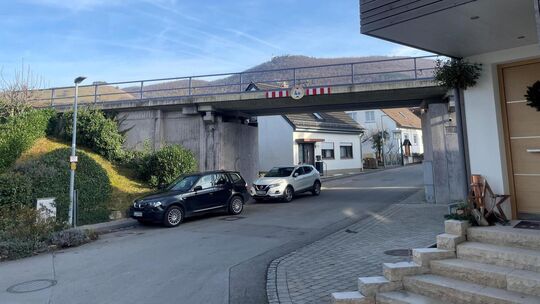 Diese Eisenbahnbrücke über die Schießhüttestraße will die Deutsche Bahn sanieren. Foto: Antje Dörr Diese Eisenbahnbrücke über die Schießhüttestraße will die Deutsche Bahn sanieren. Foto: Antje Dörr