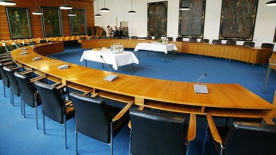 Der Sitzungssaal im Kirchheimer Rathaus wird sich auch weiterhin mit Gemeinderatsmitgliedern füllen. Das Gremium hat jetzt aber Der Sitzungssaal im Kirchheimer Rathaus wird sich auch weiterhin mit Gemeinderatsmitgliedern füllen. Das Gremium hat jetzt aber