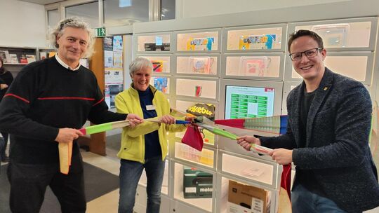 Ziehen bei der Bibliothek der Dinge an einem Tuch: Andreas Berger (links) vom Arbeitskreis Konsum der Klima-Taskforce, Inge Hert Ziehen bei der Bibliothek der Dinge an einem Tuch: Andreas Berger (links) vom Arbeitskreis Konsum der Klima-Taskforce, Inge Hert