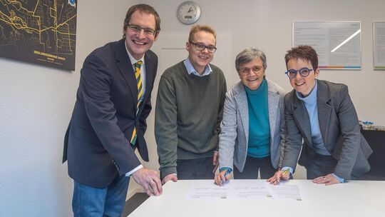 Lehrer Jonas Takors, Archivar Wolfgang Matt, Schulleiterin Lucia Heffner und Bürgermeisterin Christine Kullen (von links) schlie Lehrer Jonas Takors, Archivar Wolfgang Matt, Schulleiterin Lucia Heffner und Bürgermeisterin Christine Kullen (von links) schlie