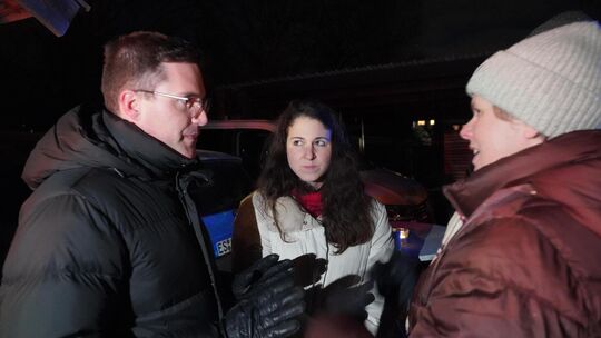 Manuel Hagel und Natalie Pfau-Weller (Mitte) im Gespräch in Kirchheim. Foto: Nicole Mohn Manuel Hagel und Natalie Pfau-Weller (Mitte) im Gespräch in Kirchheim. Foto: Nicole Mohn