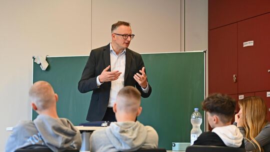 Andreas Schwarz bei einem Auftritt vor Jugendlichen in der Freihof-Realschule in Kirchheim. Archivfoto: Markus Brändli Andreas Schwarz bei einem Auftritt vor Jugendlichen in der Freihof-Realschule in Kirchheim. Archivfoto: Markus Brändli