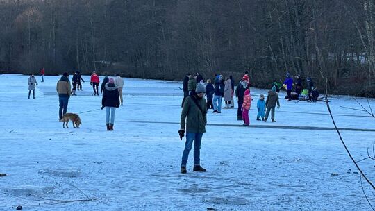 Die Menschen genießen es, über den Unteren Bürgersee gehen zu können. Foto: Iris Häfner Die Menschen genießen es, über den Unteren Bürgersee gehen zu können. Foto: Iris Häfner