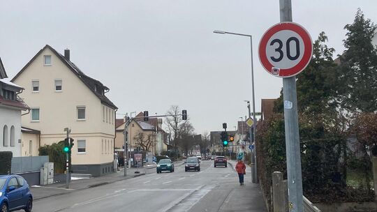 Die Tempo-30-Schilder – wie hier in Ötlingen – gelten unverändert für 24 Stunden am Tag. Sie müssen also nicht durch Zusatzschil Die Tempo-30-Schilder – wie hier in Ötlingen – gelten unverändert für 24 Stunden am Tag. Sie müssen also nicht durch Zusatzschil