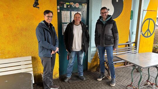 Reinhard Eberst, der Leiter der Diakonischen Bezirkstelle Kirchheim (v. l.), der Kirchheimer und Besucher des Gaiserplatzes Anik Reinhard Eberst, der Leiter der Diakonischen Bezirkstelle Kirchheim (v. l.), der Kirchheimer und Besucher des Gaiserplatzes Anik