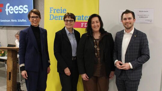 Judith Skudelny (v. l.), Irmgard Freidler, Nicole Falkenstein und Dennis Birnstock waren beim Neujahrsempfang der FDP. Foto: Kai Judith Skudelny (v. l.), Irmgard Freidler, Nicole Falkenstein und Dennis Birnstock waren beim Neujahrsempfang der FDP. Foto: Kai