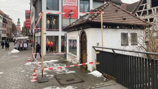 Latten und Absperrband sollten zeigen, wie weit der Kiosk nach alter Beschlusslage in die Straße ragen würde. Foto: Andreas Vo Latten und Absperrband sollten zeigen, wie weit der Kiosk nach alter Beschlusslage in die Straße ragen würde. Foto: Andreas Vo