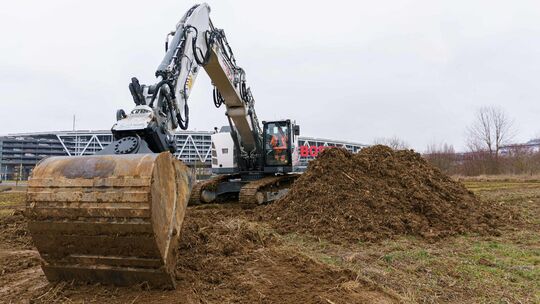 Nördlich des Flughafens wird gegraben. Foto: pr/DB Nördlich des Flughafens wird gegraben. Foto: pr/DB