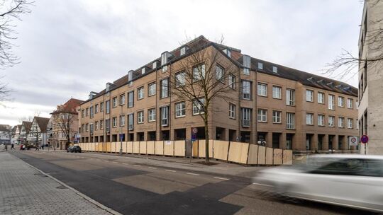 Der Bauzaun um die Kreissparkasse sticht ins Auge. Foto: Carsten Riedl Der Bauzaun um die Kreissparkasse sticht ins Auge. Foto: Carsten Riedl