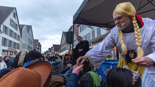 Kirchheims Oberbürgermeister Pascal Bader verteilt – als Sterntaler verkleidet – die passenden Süßigkeiten, um die Kinder zu bes Kirchheims Oberbürgermeister Pascal Bader verteilt – als Sterntaler verkleidet – die passenden Süßigkeiten, um die Kinder zu bes