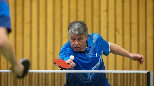 Oliver Jungbauer und der TSV Jesingen unterlagen nach großem Kampf knapp mit 7:9. Foto: Carsten Riedl Oliver Jungbauer und der TSV Jesingen unterlagen nach großem Kampf knapp mit 7:9. Foto: Carsten Riedl