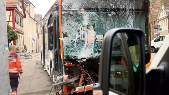 In der Kirchheimer Alleenstraße prallte 2025 ein Linienbus gegen zwei Gebäude. Ursache war ein Sekundenschlaf des Fahrers. Arch In der Kirchheimer Alleenstraße prallte 2025 ein Linienbus gegen zwei Gebäude. Ursache war ein Sekundenschlaf des Fahrers. Arch