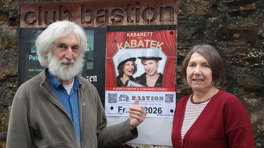 Bernhard Fischer und Andrea Reicherzer präsentieren das Plakat der Kabarettveranstaltung „Schwäbisch lieben“. Foto: Rainer Kell Bernhard Fischer und Andrea Reicherzer präsentieren das Plakat der Kabarettveranstaltung „Schwäbisch lieben“. Foto: Rainer Kell