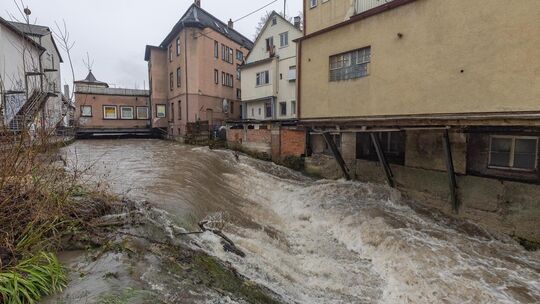 Die Lauter an der Kanalstraß hinter dem Kommunalem Kino in Kirchheim führt viel Wasser. Foto: Carsten Riedl Die Lauter an der Kanalstraß hinter dem Kommunalem Kino in Kirchheim führt viel Wasser. Foto: Carsten Riedl