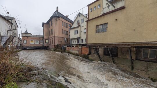 Die Lauter an der Kanalstraß hinter dem Kommunalem Kino in Kirchheim führt viel Wasser. Foto: Carsten Riedl Die Lauter an der Kanalstraß hinter dem Kommunalem Kino in Kirchheim führt viel Wasser. Foto: Carsten Riedl