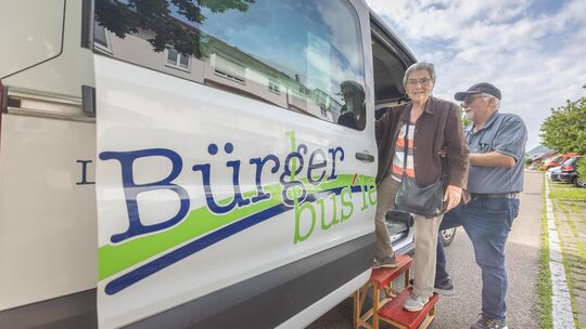 Der Bürgerbus von "Unser Netz" ist eines der Angebote, mit dem der Verein Menschen dabei helfen will, länger selbständig zu blei Der Bürgerbus von "Unser Netz" ist eines der Angebote, mit dem der Verein Menschen dabei helfen will, länger selbständig zu blei