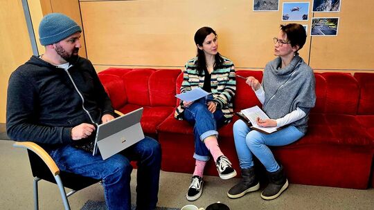 Die Brückenhaus-Schulsozialarbeiter Benedikt Schneeweiß, Ann-Katrin De Benedetto und Katja Schuler (von links) sind an unterschi Die Brückenhaus-Schulsozialarbeiter Benedikt Schneeweiß, Ann-Katrin De Benedetto und Katja Schuler (von links) sind an unterschi