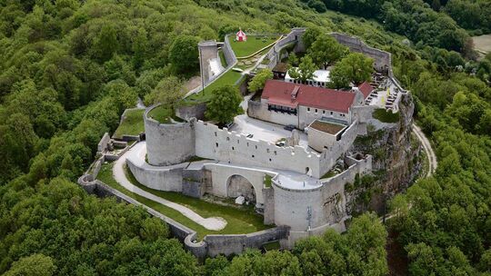 Blick aus der Vogelperspektive auf den Hohenneuffen. Foto: pr Blick aus der Vogelperspektive auf den Hohenneuffen. Foto: pr