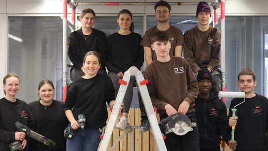 Die Azubis der lokalen Unternehmen Bankwitz, Holzbau Merkle und Wohnidee Stolz haben die Pausenhalle der Freien Evangelischen S Die Azubis der lokalen Unternehmen Bankwitz, Holzbau Merkle und Wohnidee Stolz haben die Pausenhalle der Freien Evangelischen S