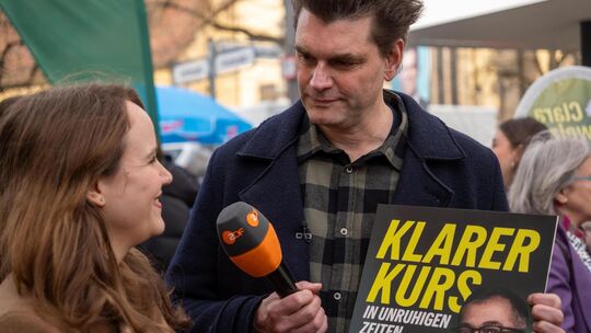 Ricarda Lang stellt sich den Fragen des Heute-Show-Moderators Lutz van der Horst. Foto: Johannes Aigner Ricarda Lang stellt sich den Fragen des Heute-Show-Moderators Lutz van der Horst. Foto: Johannes Aigner