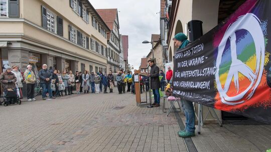 Friedensdemo vor dem Kirchheimer Rathaus 2023. Kirchheim hat schon viele Flüchtlinge aus der Ukraine aufgenommen. Archivfoto: Pe Friedensdemo vor dem Kirchheimer Rathaus 2023. Kirchheim hat schon viele Flüchtlinge aus der Ukraine aufgenommen. Archivfoto: Pe