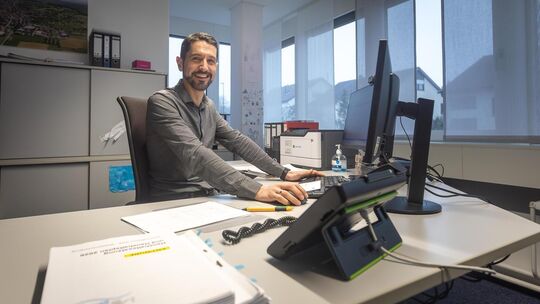 Notzingens Kämmerer Sven Kebache hat die Finanzen der Gemeinde fest im Blick. Foto: Carsten Riedl Notzingens Kämmerer Sven Kebache hat die Finanzen der Gemeinde fest im Blick. Foto: Carsten Riedl