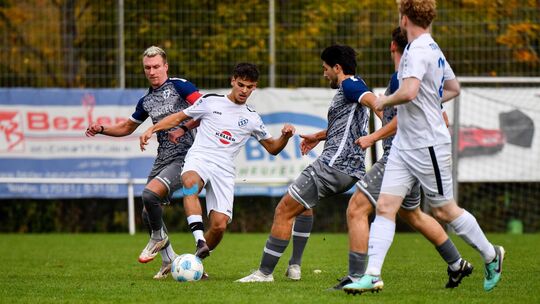 Der TSV Jesingen (weiß) steht nach fünf sieglosen Spielen in Serie schon mächtig unter Zugzwang. Foto: Markus Brändli Der TSV Jesingen (weiß) steht nach fünf sieglosen Spielen in Serie schon mächtig unter Zugzwang. Foto: Markus Brändli