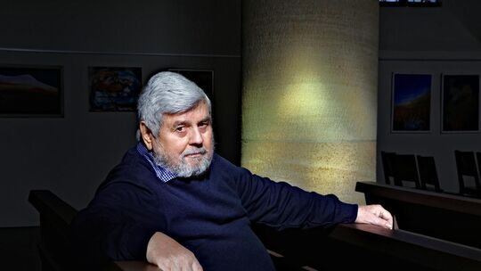 Der Künstler Hans-Hilmar Seel inmitten seiner Bilder des Kreuzwegs in der Martinskirche Kirchheim. Foto: Florian Stegmaier Der Künstler Hans-Hilmar Seel inmitten seiner Bilder des Kreuzwegs in der Martinskirche Kirchheim. Foto: Florian Stegmaier