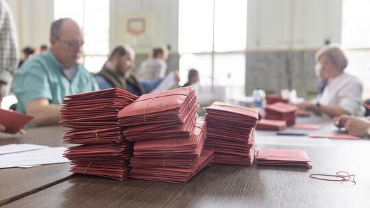 Insgesamt wurden am Wahlabend im Landkreis Esslingen 238.076 Stimmzettel ausgezählt. Foto: Carsten Riedl Insgesamt wurden am Wahlabend im Landkreis Esslingen 238.076 Stimmzettel ausgezählt. Foto: Carsten Riedl