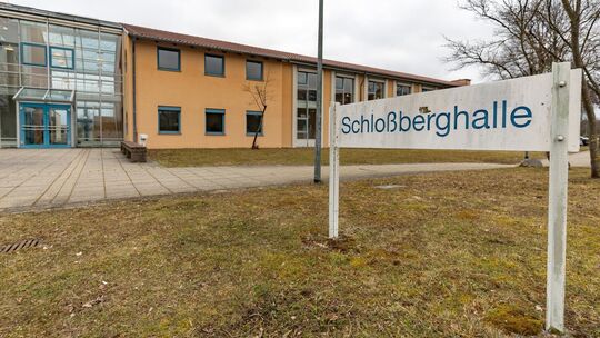 Die Schloßberghalle in Dettingen muss mittelfristig saniert werden. Archivfoto: Carsten Riedl Die Schloßberghalle in Dettingen muss mittelfristig saniert werden. Archivfoto: Carsten Riedl