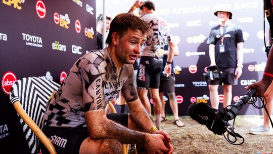 Glücklich, aber geschafft: Luca Schwarzbauer hat mit seinem Partner Sam Gaze an Tag vier die zweite Etappe gewonnen. Foto: Morit Glücklich, aber geschafft: Luca Schwarzbauer hat mit seinem Partner Sam Gaze an Tag vier die zweite Etappe gewonnen. Foto: Morit