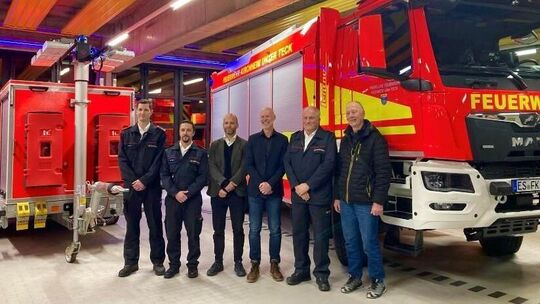 Feuerwehrangehörige und Vertreter der Stadt bei der Übergabe des Tanklöschfahrzeugs und des mobilen Notstromaggregats. Foto: pr Feuerwehrangehörige und Vertreter der Stadt bei der Übergabe des Tanklöschfahrzeugs und des mobilen Notstromaggregats. Foto: pr
