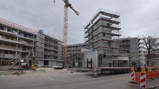 In Kirchheim wird gebaut, wie hier in den Badwiesen. Im Landkreis herrscht trotzdem akuter Wohnungsmangel. Foto: Carsten Riedl In Kirchheim wird gebaut, wie hier in den Badwiesen. Im Landkreis herrscht trotzdem akuter Wohnungsmangel. Foto: Carsten Riedl