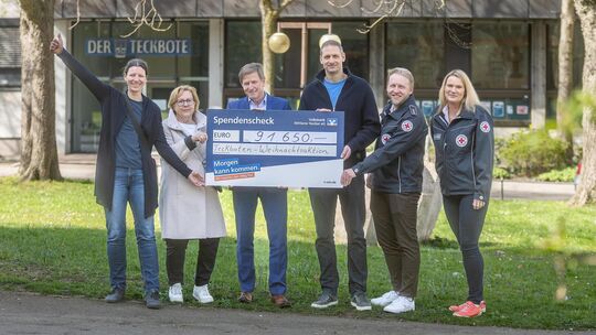 Insgesamt 91.650 Euro kamen bei der 46. Teckboten Weihnachtsaktion zusammen. Verleger Ulrich Gottlieb (3. von links) hat den Ver Insgesamt 91.650 Euro kamen bei der 46. Teckboten Weihnachtsaktion zusammen. Verleger Ulrich Gottlieb (3. von links) hat den Ver