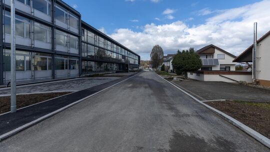 Der Deckbelag ist schon wieder drauf: Ab Dienstag darf hier wieder gefahren werden. Foto: Carsten Riedl Der Deckbelag ist schon wieder drauf: Ab Dienstag darf hier wieder gefahren werden. Foto: Carsten Riedl