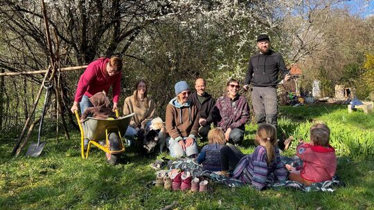 Mitglieder des Vereins „Gemeinsam kleiner Leben“ auf einem Gartengrundstück in der Halde. Foto: Antje Dörr Mitglieder des Vereins „Gemeinsam kleiner Leben“ auf einem Gartengrundstück in der Halde. Foto: Antje Dörr