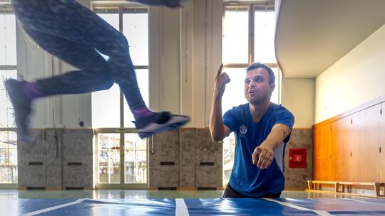 Moritz Hönig, der früher selbst aktiv Leichtathletik betrieben hat, leitet im VfL jede Woche das Nachwuchstraining. Foto: Carst Moritz Hönig, der früher selbst aktiv Leichtathletik betrieben hat, leitet im VfL jede Woche das Nachwuchstraining. Foto: Carst