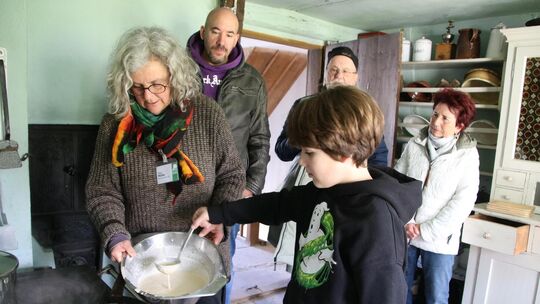 Lenny aus Stuttgart ist zum ersten Mal mit seiner Familie im Freilichtmuseum und darf auch gleich einen Pfannkuchen backen, der Lenny aus Stuttgart ist zum ersten Mal mit seiner Familie im Freilichtmuseum und darf auch gleich einen Pfannkuchen backen, der