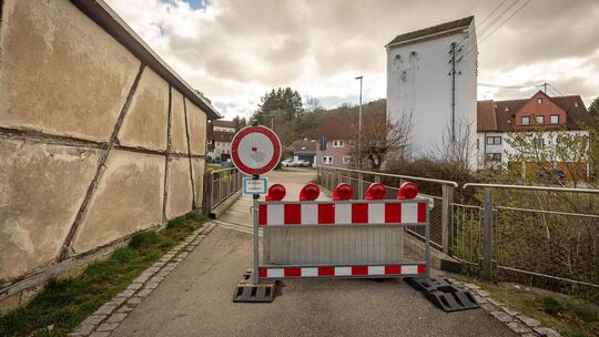Kein Durchkommen: Die Durchfahrt zum Scholderplatz über die Lindach ist gesperrt. Foto: Carsten Riedl Kein Durchkommen: Die Durchfahrt zum Scholderplatz über die Lindach ist gesperrt. Foto: Carsten Riedl