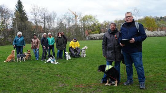 Thomas Auerbach (rechts) mit seiner Frau Christina und ihrer Hündin Laila. Im Hintergrund haben sich bereits erste Unterstützer Thomas Auerbach (rechts) mit seiner Frau Christina und ihrer Hündin Laila. Im Hintergrund haben sich bereits erste Unterstützer