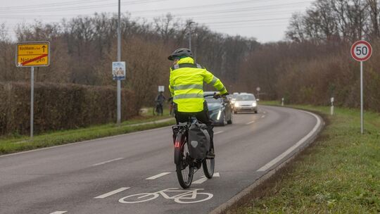 Radfahrer, die am Ortsausgang von Notzingen Richtung Kirchheim fahren wollen, müssen die viel befahrene Landesstraße L1201 quere Radfahrer, die am Ortsausgang von Notzingen Richtung Kirchheim fahren wollen, müssen die viel befahrene Landesstraße L1201 quere