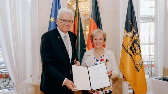 Ministerpräsident Winfried Kretschmann hat die ehemalige Leiterin des Freilichtmuseums Beuren Steffi Cornelius ausgezeichnet. Fo Ministerpräsident Winfried Kretschmann hat die ehemalige Leiterin des Freilichtmuseums Beuren Steffi Cornelius ausgezeichnet. Fo