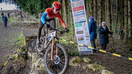 Mit sich zufrieden, mit dem matschigen Boden nicht: Kira Böhm. Foto: Armin M. Küstenbrück Mit sich zufrieden, mit dem matschigen Boden nicht: Kira Böhm. Foto: Armin M. Küstenbrück