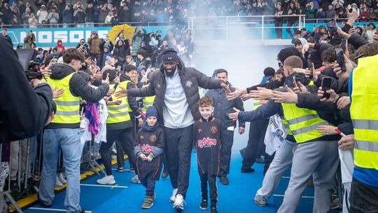 Gefeierter Gast: Antonio Rüdiger läuft unter dem Jubel der Fans ins Kirchheimer Stadion ein. Foto: Carsten Riedl Gefeierter Gast: Antonio Rüdiger läuft unter dem Jubel der Fans ins Kirchheimer Stadion ein. Foto: Carsten Riedl