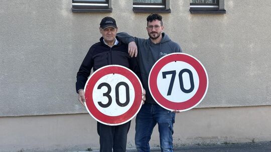 Jürgen und Sven Klein vor dem Jesinger Hof. Foto: Iris Häfner Jürgen und Sven Klein vor dem Jesinger Hof. Foto: Iris Häfner