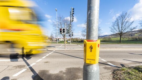 Die Fußgängerampel an der B465 in Dettingen Richtung Schlossberghalle und dem Sportplatz ist defekt. Foto: Carsten Riedl Die Fußgängerampel an der B465 in Dettingen Richtung Schlossberghalle und dem Sportplatz ist defekt. Foto: Carsten Riedl
